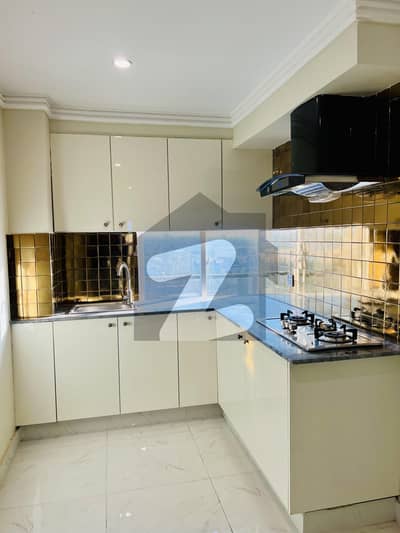 بحریہ ٹاؤن لاہور میں 2 کمروں کا 4 مرلہ فلیٹ 1.55 کروڑ میں برائے فروخت۔