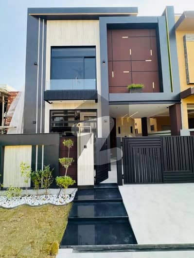 ڈی ایچ اے 9 ٹاؤن ڈیفنس (ڈی ایچ اے),لاہور میں 3 کمروں کا 5 مرلہ مکان 2.6 کروڑ میں برائے فروخت۔