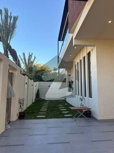 ڈی ایچ اے فیز 8 ڈی ایچ اے ڈیفینس,کراچی میں 5 کمروں کا 2 مرلہ مکان 23.5 کروڑ میں برائے فروخت۔