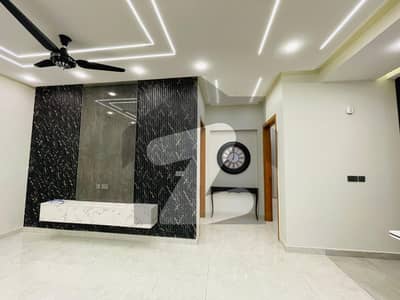 بحریہ ٹاؤن فیز 8 بحریہ ٹاؤن راولپنڈی,راولپنڈی میں 3 کمروں کا 10 مرلہ بالائی پورشن 55.0 ہزار میں کرایہ پر دستیاب ہے۔