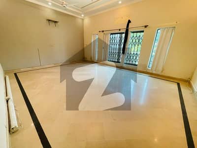 ایف ۔ 6 اسلام آباد میں 5 کمروں کا 2 کنال مکان 5.3 لاکھ میں کرایہ پر دستیاب ہے۔