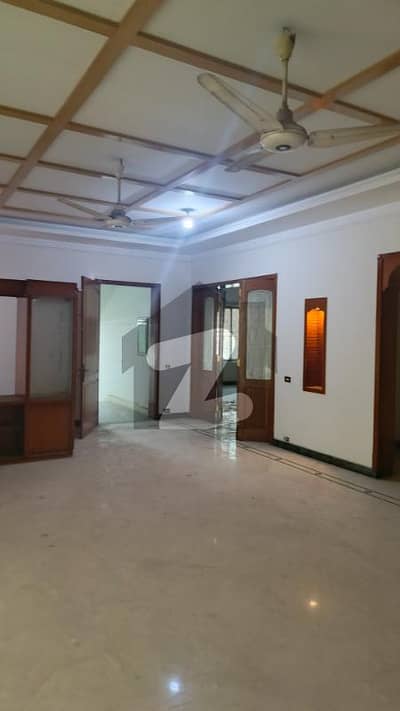 جی او آر 1 جی او آر,لاہور میں 5 کمروں کا 2 کنال بالائی پورشن 4.3 لاکھ میں کرایہ پر دستیاب ہے۔