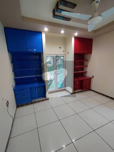 FLAT FOR SALE HASAN SQUARE WEST OPEN EXTRA LAND CAR PARKING BOUNDARY WALL 1650 SQUARE FEET (180) YARDS KDA LEASE BANK LOAN AVAILABLE OPPOSITE EXPO CENTER BLOCK 13A GULSHAN E IQBAL  NO BROKER . . . . CONTACT. (0321-55-77-110)