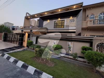 ULTRA-MODERN 1 KANAL MANSION WITH CINEMA HALL  Location: Valencia Town, Lahore | Demand: 850 Lac Aapka khwaab gah ab haqeeqat! Valencia Town ke prime location par waqay ye 1 Kanal ka ghar un logo ke liye hai jo luxury aur entertainment ko pasand karte hain.   Special Highlight: Private Cinema Hall: