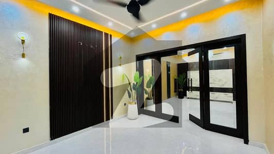 ویلینشیاء ۔ بلاک ایچ1 ویلینشیاء ہاؤسنگ سوسائٹی,لاہور میں 5 کمروں کا 8 مرلہ مکان 4.79 کروڑ میں برائے فروخت۔