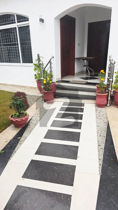 ڈی ایچ اے فیز 6 - بلاک ای فیز 6,ڈیفنس (ڈی ایچ اے),لاہور میں 6 کمروں کا 1 کنال مکان 10.5 کروڑ میں برائے فروخت۔