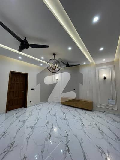 جی ۔ 13 اسلام آباد میں 6 کمروں کا 7 مرلہ مکان 6.7 کروڑ میں برائے فروخت۔