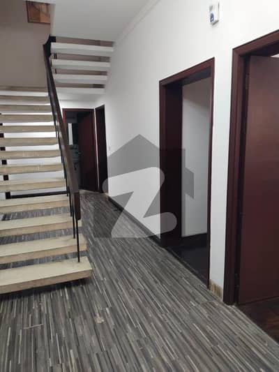 فیصل ٹاؤن لاہور میں 5 کمروں کا 1 کنال مکان 3.5 لاکھ میں کرایہ پر دستیاب ہے۔