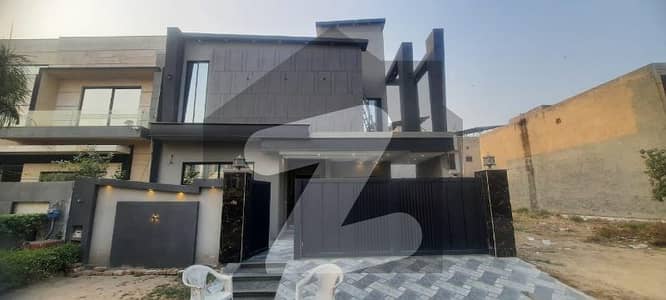 پیراگون سٹی لاہور میں 5 کمروں کا 10 مرلہ مکان 5.5 کروڑ میں برائے فروخت۔