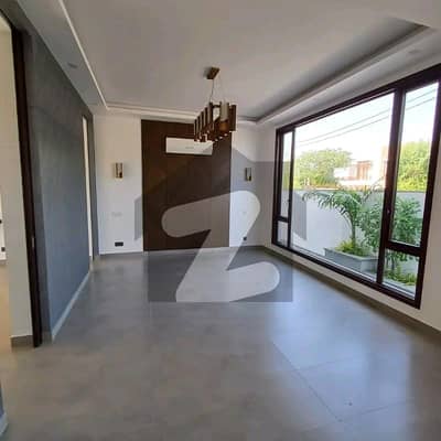 ڈی ایچ اے فیز 8 ڈی ایچ اے ڈیفینس,کراچی میں 3 کمروں کا 1 کنال زیریں پورشن 2.7 لاکھ میں کرایہ پر دستیاب ہے۔