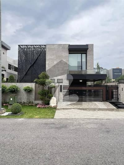 ڈی ایچ اے فیز 8 - بلاک ڈبلیو فیز 8,ڈیفنس (ڈی ایچ اے),لاہور میں 5 کمروں کا 1 کنال مکان 3.25 لاکھ میں کرایہ پر دستیاب ہے۔