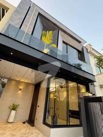 ڈی ایچ اے 9 ٹاؤن ڈیفنس (ڈی ایچ اے),لاہور میں 3 کمروں کا 5 مرلہ مکان 2.18 کروڑ میں برائے فروخت۔