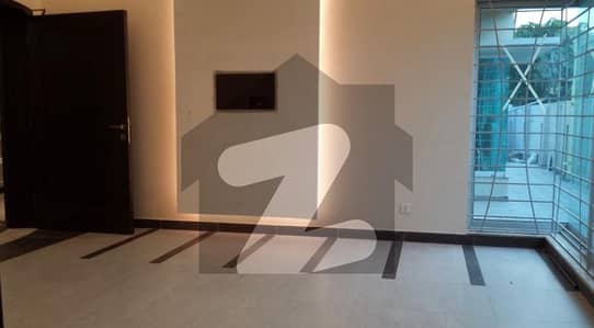 ڈی ایچ اے فیز 6 ڈیفنس (ڈی ایچ اے),لاہور میں 5 کمروں کا 1 کنال مکان 4.25 لاکھ میں کرایہ پر دستیاب ہے۔