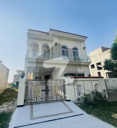 ڈی ایچ اے 9 ٹاؤن ڈیفنس (ڈی ایچ اے),لاہور میں 3 کمروں کا 5 مرلہ مکان 2.7 کروڑ میں برائے فروخت۔