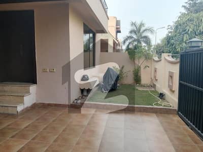 ڈی ایچ اے فیز 8 سابقہ ایئر ایوینیو ڈی ایچ اے فیز 8,ڈی ایچ اے ڈیفینس,لاہور میں 5 کمروں کا 10 مرلہ مکان 4.99 کروڑ میں برائے فروخت۔