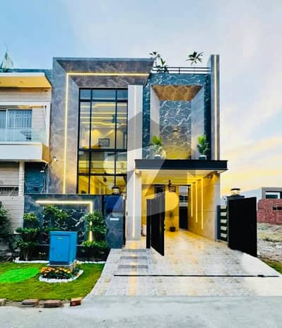 ڈی ایچ اے 9 ٹاؤن ڈیفنس (ڈی ایچ اے),لاہور میں 3 کمروں کا 5 مرلہ مکان 2.9 کروڑ میں برائے فروخت۔