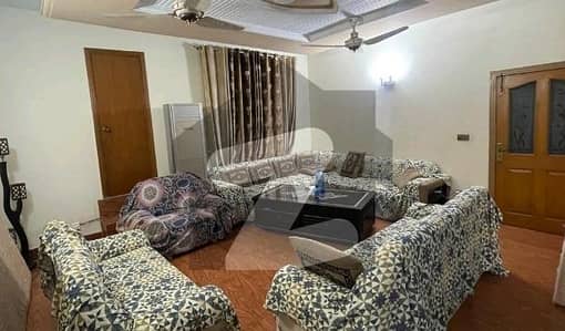 ماڈل ٹاؤن لاہور میں 5 کمروں کا 2 کنال مکان 5.0 لاکھ میں کرایہ پر دستیاب ہے۔