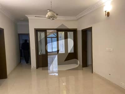 جی ۔ 10 اسلام آباد میں 5 کمروں کا 14 مرلہ مکان 10.5 کروڑ میں برائے فروخت۔