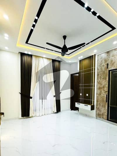 بحریہ ٹاؤن فیز 8 بحریہ ٹاؤن راولپنڈی,راولپنڈی میں 5 کمروں کا 7 مرلہ مکان 2.65 کروڑ میں برائے فروخت۔