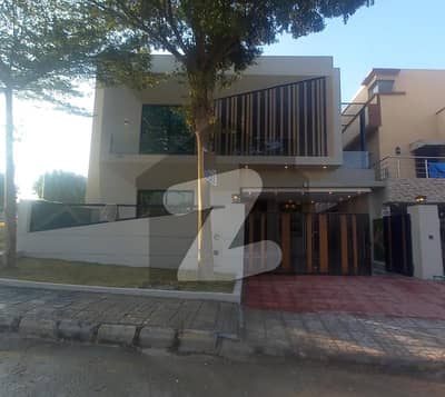 بحریہ ٹاؤن فیز 8 بحریہ ٹاؤن راولپنڈی,راولپنڈی میں 5 کمروں کا 10 مرلہ مکان 5.5 کروڑ میں برائے فروخت۔