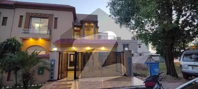 بحریہ ٹاؤن سیکٹر سی بحریہ ٹاؤن,لاہور میں 5 کمروں کا 10 مرلہ مکان 3.35 کروڑ میں برائے فروخت۔