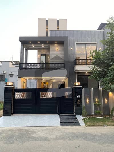 10 MARLA BRAND NEW LUXURY TOP NOTCH LOCATION HOUSE IN LAKE CITY IS AVAILABLE FOR SALE