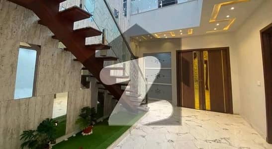 ریاض الجنہ فیصل آباد میں 5 کمروں کا 13 مرلہ مکان 5.5 کروڑ میں برائے فروخت۔