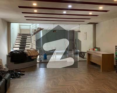 ڈی گراؤنڈ فیصل آباد میں 1 کمرے کا 6 مرلہ دفتر 1.5 لاکھ میں کرایہ پر دستیاب ہے۔