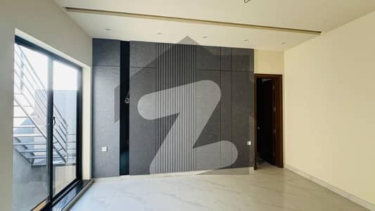 کینال روڈ فیصل آباد میں 5 کمروں کا 10 مرلہ مکان 6.0 کروڑ میں برائے فروخت۔