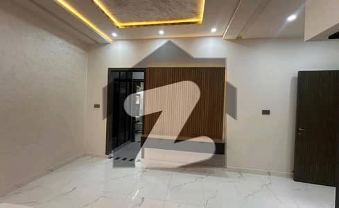 کینال روڈ فیصل آباد میں 5 کمروں کا 7 مرلہ مکان 4.2 کروڑ میں برائے فروخت۔