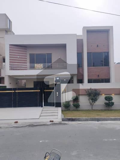 ویلینشیاء ۔ بلاک ای ویلینشیاء ہاؤسنگ سوسائٹی,لاہور میں 5 کمروں کا 1 کنال مکان 8.0 کروڑ میں برائے فروخت۔