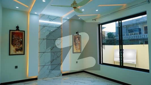 ایم پی سی ایچ ایس - بلاک بی ایم پی سی ایچ ایس ۔ ملٹی گارڈنز,بی ۔ 17,اسلام آباد میں 6 کمروں کا 10 مرلہ مکان 5.5 کروڑ میں برائے فروخت۔