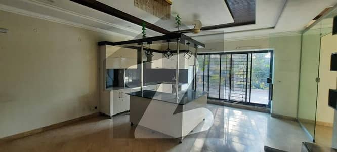 1 KANAL HOUSE IN PRIME LOCATION NEAR TO PARK ORIGNAL PICTURE FOR SALE