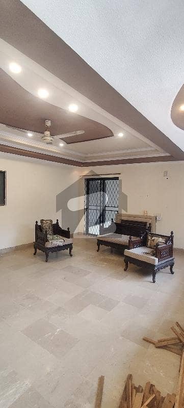 ماڈل ٹاؤن لاہور میں 6 کمروں کا 2 کنال مکان 3.95 لاکھ میں کرایہ پر دستیاب ہے۔