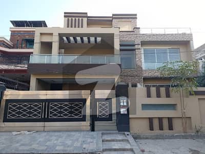 جوہر ٹاؤن لاہور میں 7 کمروں کا 1 کنال مکان 7.25 کروڑ میں برائے فروخت۔