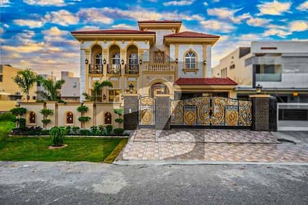 ڈی ایچ اے فیز 7 - بلاک ڈبلیو فیز 7,ڈیفنس (ڈی ایچ اے),لاہور میں 5 کمروں کا 1 کنال مکان 6.9 کروڑ میں برائے فروخت۔