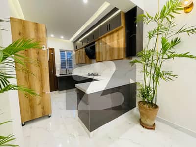 بحریہ ٹاؤن فیز 8 بحریہ ٹاؤن راولپنڈی,راولپنڈی میں 5 کمروں کا 7 مرلہ مکان 80.0 ہزار میں کرایہ پر دستیاب ہے۔