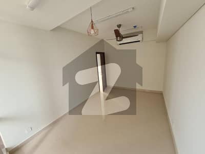 عمار ریف ٹاورز امارکریسنٹ بے,ڈی ایچ اے فیز 8,ڈی ایچ اے ڈیفینس,کراچی میں 3 کمروں کا 11 مرلہ فلیٹ 8.1 کروڑ میں برائے فروخت۔