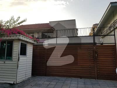 ایف ۔ 6 اسلام آباد میں 5 کمروں کا 2 کنال مکان 12.0 لاکھ میں کرایہ پر دستیاب ہے۔