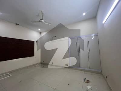 پی ای سی ایچ ایس بلاک 6 پی ای سی ایچ ایس,جمشید ٹاؤن,کراچی میں 4 کمروں کا 1 کنال زیریں پورشن 2.5 لاکھ میں کرایہ پر دستیاب ہے۔