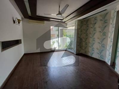 ڈی ایچ اے فیز 8 سابقہ ایئر ایوینیو ڈی ایچ اے فیز 8,ڈی ایچ اے ڈیفینس,لاہور میں 2 کمروں کا 5 مرلہ فلیٹ 75.0 ہزار میں کرایہ پر دستیاب ہے۔