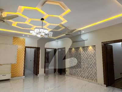 میڈیا ٹاؤن راولپنڈی میں 6 کمروں کا 10 مرلہ مکان 6.5 کروڑ میں برائے فروخت۔