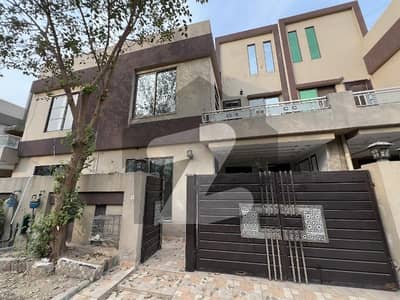 بحریہ ٹاؤن سیکٹرڈی بحریہ ٹاؤن,لاہور میں 4 کمروں کا 5 مرلہ مکان 2.1 کروڑ میں برائے فروخت۔