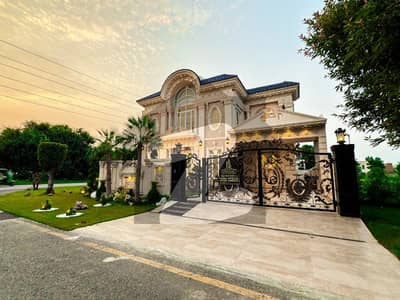 22 MARLA CORNER SUPER CLASSICAL LUXURY BUNGALOW FOR SALE ON TOP LACTION