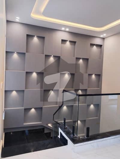 ڈی ایچ اے فیز 7 - بلاک وائے فیز 7,ڈیفنس (ڈی ایچ اے),لاہور میں 4 کمروں کا 10 مرلہ مکان 6.0 کروڑ میں برائے فروخت۔