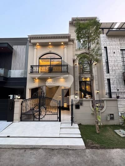 ڈی ایچ اے 9 ٹاؤن ۔ بلاک اے ڈی ایچ اے 9 ٹاؤن,ڈیفنس (ڈی ایچ اے),لاہور میں 3 کمروں کا 5 مرلہ مکان 2.15 کروڑ میں برائے فروخت۔