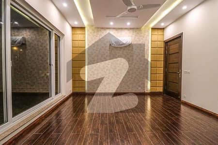 ڈی ایچ اے فیز 8 ڈیفنس (ڈی ایچ اے),لاہور میں 6 کمروں کا 1 کنال مکان 2.7 لاکھ میں کرایہ پر دستیاب ہے۔