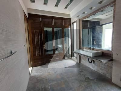 ڈی ایچ اے فیز 6 ڈیفنس (ڈی ایچ اے),لاہور میں 5 کمروں کا 1 کنال مکان 3.7 لاکھ میں کرایہ پر دستیاب ہے۔