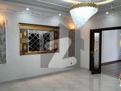 ایل ڈی اے ایوینیو ۔ بلاک ایم ایل ڈی اے ایوینیو,لاہور میں 6 کمروں کا 10 مرلہ مکان 3.3 کروڑ میں برائے فروخت۔