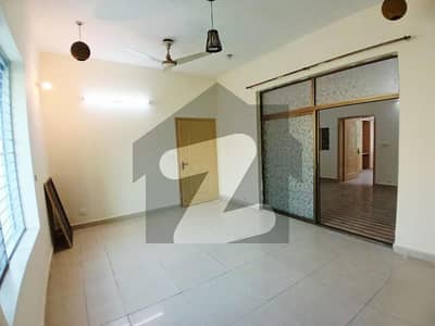 بحریہ ٹاؤن رفیع بلاک بحریہ ٹاؤن سیکٹر ای,بحریہ ٹاؤن,لاہور میں 1 کمرے کا 2 مرلہ فلیٹ 50.0 لاکھ میں برائے فروخت۔